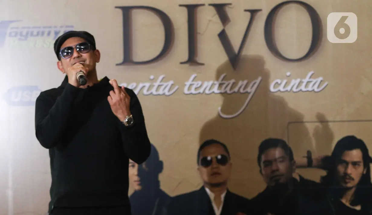 Penampilan penyanyi Rio Febrian saat launching album USB Flash Disk Card di kawasan Kemang, Jakarta, Kamis (23/6/2022). Album USB flash disk card yang bertajuk DIVO (Cerita Tentang Cinta) ada  5 penyanyi Pria ada Sandhy Sondoro, Rio Febrian, Marcell, Virzha dan juga Bams, yang berisi 10 lagu pilihan. (Liputan6.com/Herman Zakharia)