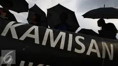 Para Aktivis JSKK saat menggelar aksi Kamisan di depan Istana Merdeka, Jakarta, Kamis (22/9).  Aksi ke-460 sekaligus memeringati 17 tahun Tragedi Semanggi II yang jatuh pada Sabtu, 24 September 2016. (Liputan6.com/Immanuel Antonius)