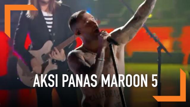 Maroon 5 tahun ini mengisi Halftime Super Bowl 2019. Yang menarik ada aksi panas yang ditampilkan vokalisnya, Adam Levine.