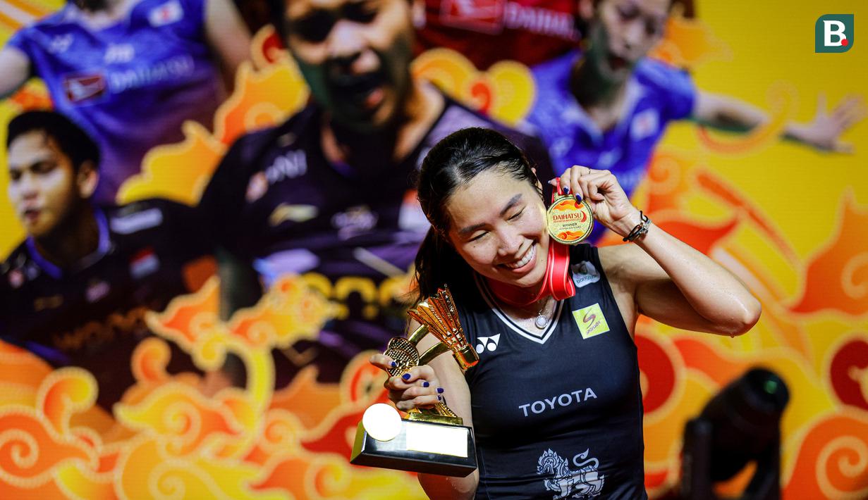 <p>Pebulu tangkis tunggal putri Thailand, Ratchanok Intanon berfoto bersama dengan piala dan medali saat menang atas wakil Korea Selatan, Sim Yu-jin dalam laga final Indonesia masters 2025 di Istora Senayan, Jakarta, Minggu (26/01/2025). (Bola.com/Bagaskara Lazuardi)</p>