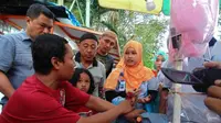 Salah satu pedagang jajanan kembang gula yang mengandung zat pewarna tekstil. (Liputan6.com/Aldiyansyah M Fahrurozy)