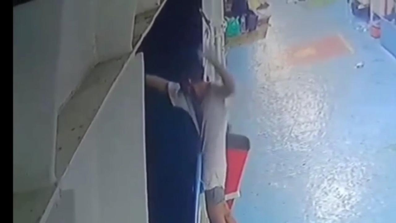Tangkapan layar rekaman CCTV detik detik pemuda berkaos putih melompat ke laut dari atas kapal yang tengah berlayar dari Pelabuhan Merak, Banten ke Pelabuhan Bakauheni, Lampung Selatan. Foto (Istimewa)