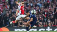 Gelandang Arsenal asal Belgia Leandro Trossard (kiri) berebut bola dengan bek Paris Saint-Germain asal Maroko Achraf Hakimi selama pertandingan sepak bola Leg Pertama Semifinal Liga Champions UEFA antara Arsenal dan Paris Saint-Germain (PSG) di Stadion Emirates di London utara, pada 29 April 2025.Adrian Dennis / AFP