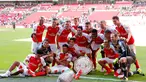 Pemain Arsenal berfoto bersama dengan trofi merayakan kemenangan usai mengalahkan Chelsea pada FA Community Shield di Wembley Stadium, Minggu (2/8/2015). Arsenal menang atas Chelsea dengan skor 1-0. (Reuters/Andrew Couldridge)