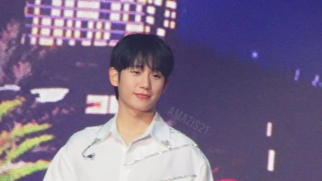 Aktor Jung Hae In Saat Acara Fan Meeting THE 10TH SEASON In Jakarta (Tangkapan Layar/Twitter/Amazis21)