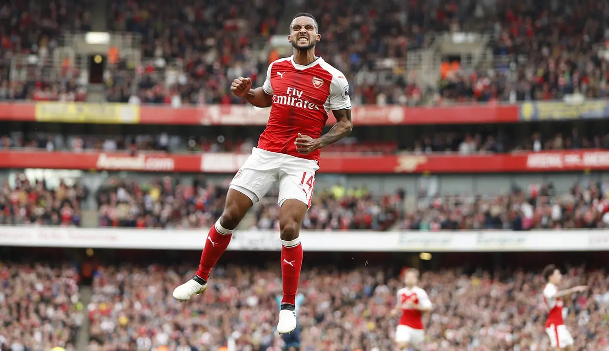 Penyerang Arsenal, Theo Walcott, merayakan gol yang dicetaknya ke gawang Swansea pada laga Premier League di Stadion Emirates, London, Sabtu (15/10/2016). Arsenal menang 3-2 atas Swansea. (Reuters/John Sibley)