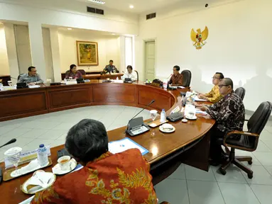 Presiden Joko Widodo menggelar rapat terbatas bersama dengan sejumlah menteri dan direktur utama BPJS di Komplek Istana Kepresidenan, Jakarta, Jumat (27/2/2015). Rapat membahas tentang keluhan masyarakat mengenai biaya BPJS.  (Liputan6.com/Faizal Fanani)