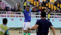 Timnas Brasil U-17 menjadi tim pertama yang memastikan lolos ke babak perempatfinal alias 8 besar setelah pada laga 16 besar mengalahkan sesama wakil Amerika Selatan, Ekuador dengan skor 3-1 dalam laga yang berlangsung panas di Stadion Manahan, Solo, Senin (20/11/2023) sore WIB. Estevao menjadi bintang kemenangan Selecao muda dengan menyumbang dua gol, ditambah satu gol lagi dari Luighi. Sementara satu-satunya gol Ekuador dicetak oleh Michael Bermudez. (Bola.com/Arief Bagus)