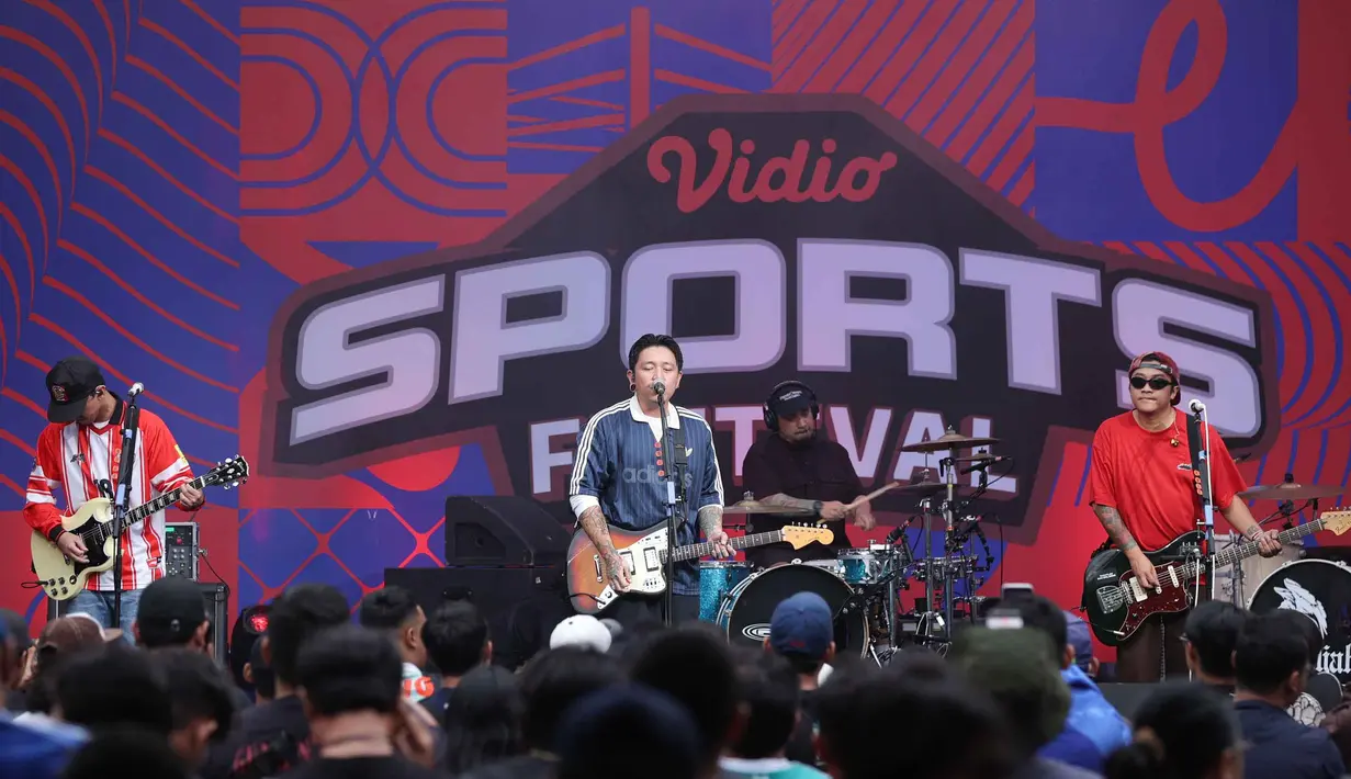 Vidio Sport Festival 2025 bukanlah event biasa. Mengusung konsep "Sportaisportnment", acara ini dirancang untuk memperkuat posisi Vidio sebagai platform olahraga paling komprehensif dan konsisten di Indonesia. Festival yang digelar selama dua hari, pada 18–19 Oktober 2025 di Plaza Timur Senayan, Jakarta, merupakan sebuah perayaan yang bertujuan menyatukan penggemar dari berbagai kalangan di bawah naungan IP olahraga terbesar di dunia. (Bola.com/M Iqbal Ichsan)