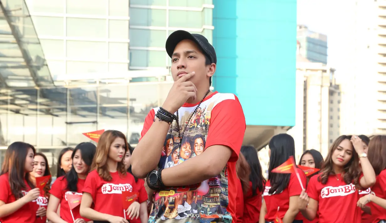 Ge yang memerankan tokoh Agus, berharap poster raksasa itu bisa menarik masyarakat menyaksikan film yang dibintangi Deva Mahenra, Arie Kriting, dan Aurelie Moeremans. (Nurwahyunan/Bintang.com)