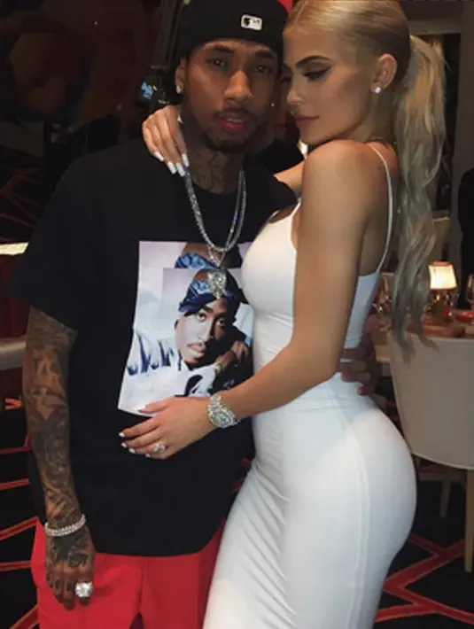 Kasih sayang Kylie untuk kekasihnya ini memang tak diragukan lagi. Kylie selalu memberikan barang-barang mewah dan berbagai keinginan yang diminta Tyga. (Instagram/Kyliejenner)