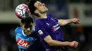 Pemain Napoli, Juan Camilo Zuniga (kiri), berebut bola dengan pemain Fiorentina, Nikola Kalinic, dalam laga Serie A Italia di Stadion Artemio Franchi, Firenze, Selasa (1/3/2016) dini hari WIB. (AFP/Alberto Pizzoli)
