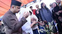 Adi Bing Slamet di pemakaman sang ibu Ratna Komala Furi di TPU Karet Bivak, Jakarta, Jumat (29/7/2016). [Herman Zakharia/Liputan6.com]