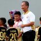 Menteri Sosial Agus Gumiwang menyapa anak-anak saat mengunjungi dan menyaksikan sekaligus menutup Turnamen Asiana Cup IV di Jakarta, Minggu (14/10). Asiana Cup membina pesepak bola usia dini. (Liputan6.com/JohanTallo)