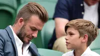 Legenda sepak bola Inggris, David Beckham (kiri), dan anak keduanya, Romeo (kanan). (AFP/Leon Neal)