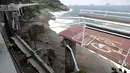 Salah satu bangunan runtuh akibat diterjang ombak di Rio de Janeiro , Brasil , 21 April 2016. Dua orang tewas dalam peristiwa runtuhnya bangunan ini. (REUTERS / Ricardo Moraes) 