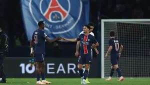 Bek Paris Saint-Germain, Willian Pacho (kiri) dan Warren Zaire-Emery merayakan kemenangan mereka di akhir pertandingan leg pertama babak perempat final Liga Champions 2024/2025 melawan Aston Villa di stadion Parc des Princes, Paris, 9 April 2025 atau Kamis (10/04/2025) dini hari WIB. (FRANCK FIFE/AFP)