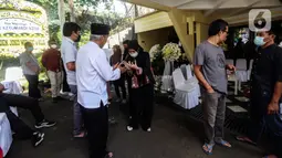 Suasana rumah duka mendiang Ketua Dewan Pers Azyumardi Azra di Perumahan Puri Laras 2, Ciputat, Tangerang Selatan, Banten, Senin (19/9/2022). Azyumardi Azra meninggal dunia di Rumah Sakit Kedah, Selangor, Malaysia, 18 September 2022 pukul 12.30 waktu setempat. (Liputan6.com/Johan Tallo)