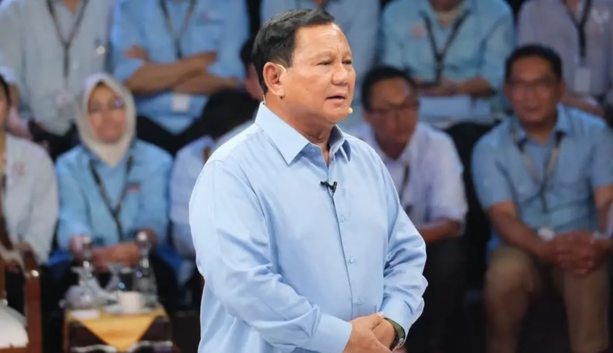 Capres nomor urut 2, Prabowo tampil semi formal dengan kemeja lengan panjang warna biru yang sudah ia kenakan berkali-kali bersama calon wakilnya, Gibran Rakabuming Raka. [@prabowo]