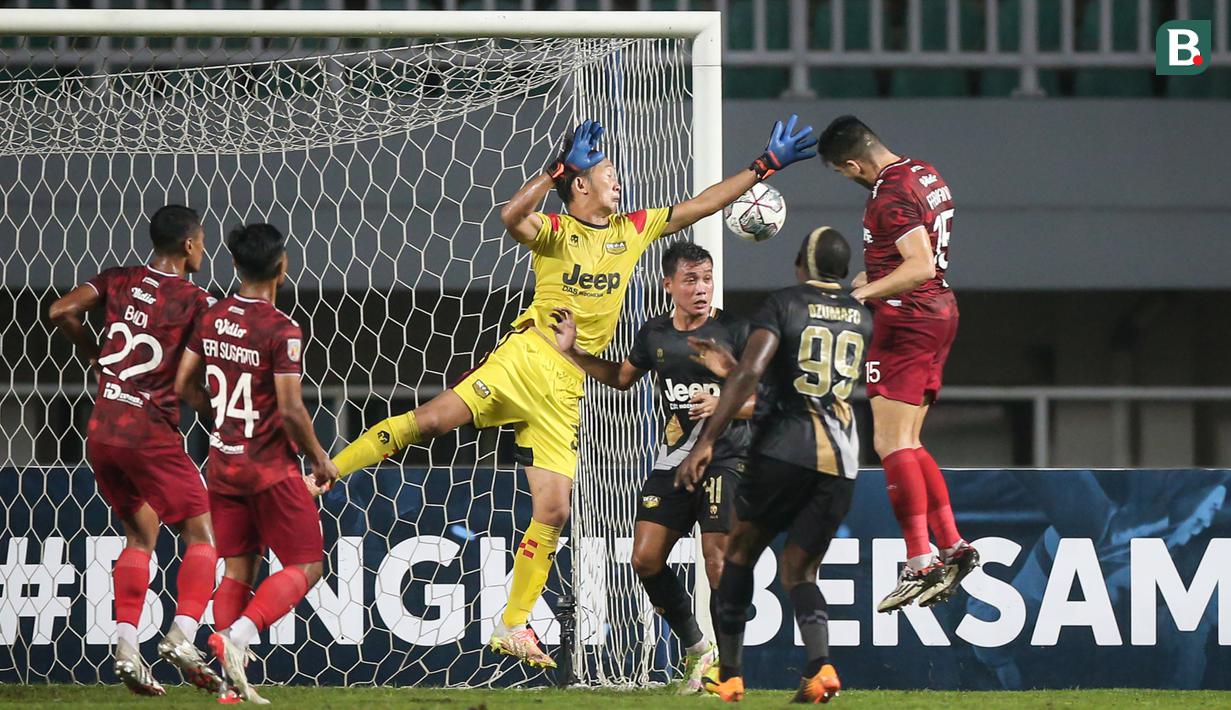 Pemain Persis Solo, Fabiano Beltrame (kanan) mencetak gol kedua timnya ke gawang Martapura Dewa United dalam laga semifinal Liga 2 2021 di Stadion Pakansari, Bogor, Senin (27/12/2021). (Bola.com/Bagaskara Lazuardi)