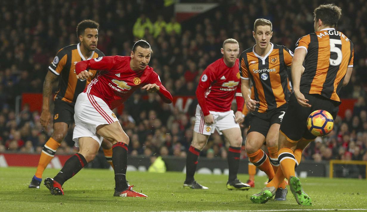 Tembakan Zlatan Ibrahimovic melewati hadangan para pemain Hull City gagal berbuah gol pada lanjutan Premier League pekan ke-23 di Old Trafford, Manchester, selasa (01/02/2017). MU bermain imbang 0-0. (AP/Dave Thompson)