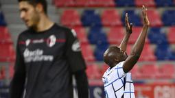 Striker Inter Milan, Romelu Lukaku, melakukan selebrasi usai mencetak gol ke gawang Bologna pada laga Serie A di Stadion Renato Dall'Ara, Sabtu (3/4/2021). Inter Milan menang dengan skor 1-0. (Massimo Paolone/LaPresse via AP)