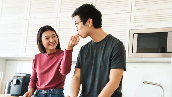 pasangan kencan bahagia