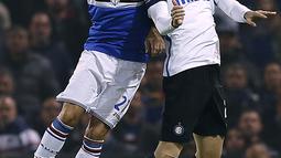 Duel pemain Sampdoria, Fabio Quagliarella (kiri) dan pemain Inter Milan, Davide Santon pada lanjutan Serie A Italia di Luigi Ferraris Stadium, Genoa (30/10/2016). (AFP/Marco Bertorello)