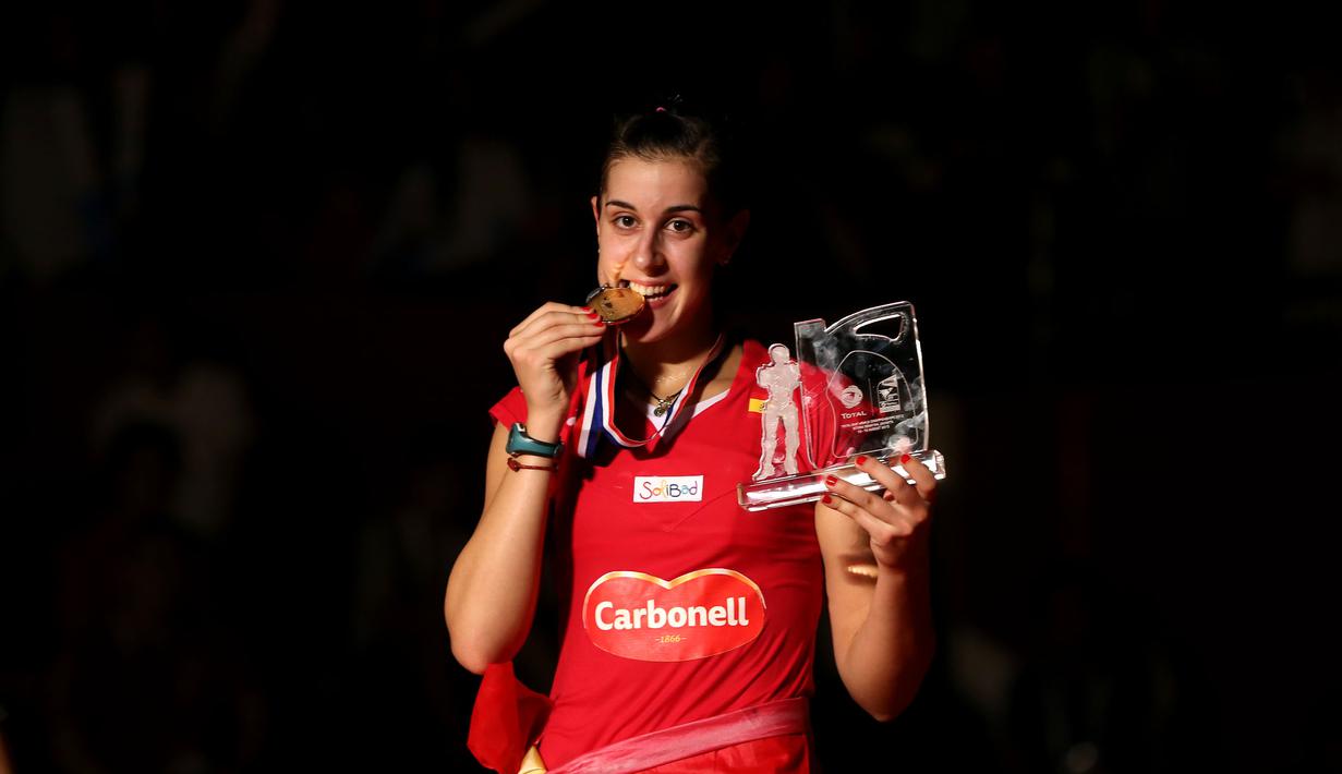 Carolina Marin berpose dengan medali emas dan trofi Kejuaraan Dunia Bulutangkis 2015. Minggu (16/8/2015). (Bola.com/Arief Bagus)