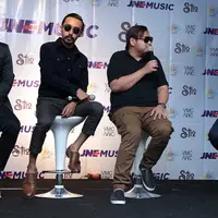 Grup band ST12 kembali menghasilkan karya terbarunya lewat single bertajuk Friend Zone. Sebelumnya, di awal tahun 2017 lagu berjudul Pergi Saja dirilisnya. Namun sekarang hadir warna yang berbeda. (Deki Prayoga/Bintang.com)