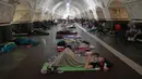 Orang-orang beristirahat di sebuah stasiun kereta bawah tanah, yang digunakan sebagai tempat perlindungan bom, selama serangan Rusia di Kyiv, Ukraina, Kamis dini hari, 10 Juli 2025. (AP Photo/Efrem Lukatsky)