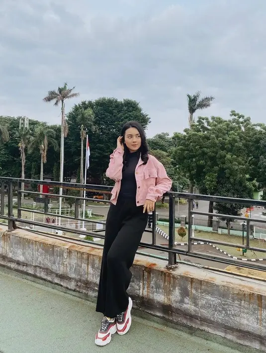 Kombinasi turtleneck top, celana kulot, dan corduroy jacket warna pink bikin tampilan terlihat chic. (Instagram/ersyaurel).