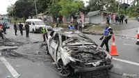Mobil terbakar setelah kerusuhan pecah di dekat Kuil Sri Maha Mariamman di Petaling Jaya (AP/Vincent Thian)