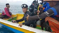 Pencarian korban tenggelam di Desa Lagasa Kabupaten Muna, menggunakan jasa 'orang tua'. (Liputan6.com/Ahmad Akbar Fua)