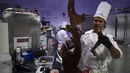 Peserta asal Indonesia, Dedy Supriady sedang membuat coklat dalam final Pastries World Cup 2017 di Lyon, Prancis (22/1). Kreasi peserta akan dinilai berdasarkan rasa, presentasi artistik, serta kesesuaiannya dengan tema. (AFP/Jean Philippe)
