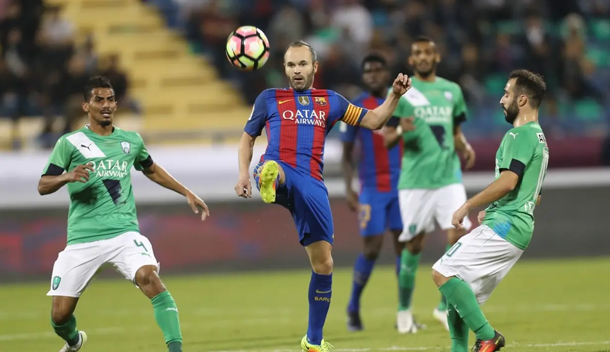Andres Iniesta menjadi motor serangan Barcelona saat menghadapi Al Ahli di Stadion Thani bin Jassim, Doha, Selasa (13/12/2016) waktu setempat. (AFP/Karim Jaafar)
