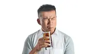 Minum minuman panas atau dingin bisa memunculkan rasa ngilu akibat gigi sensitif.