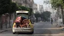 Sebuah mobil berisi kasur melaju di jalanan yang sepi di kota Gaza pada 11 Oktober 2023. (Mohammed ABED/AFP)