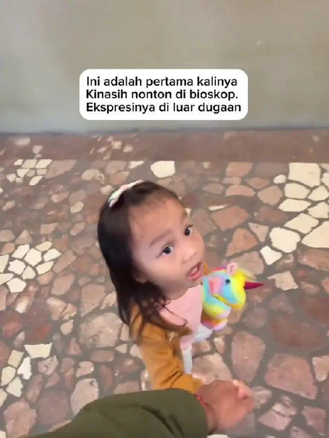 Momen Fiersa Besari Ajak Kinasih Pertama Kali Nonton Bioskop (credit: instagram/fiersabesari)