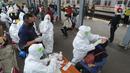 Paramedis mengambil sampel penumpang KRL Commuter Line saat tes swab di Stasiun Bojonggeder, Jawa Barat, Senin (11/05/2020).  Tes swab dan rapid dilakaukan sebagai salah satu metode untuk mendeteksi dan mencegah penyebaran Covid-19 di moda transportasi KRL Commuter Line. (merdeka.com/Arie Basuki)