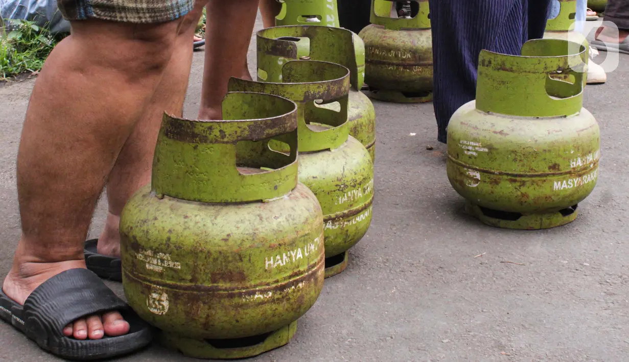Di Tangerang, Banten, warga mengeluhkan sulitnya mendapatkan gas melon selama lebih dari seminggu terakhir. (Magang/Liputan6.com/Muhammad Rizal)