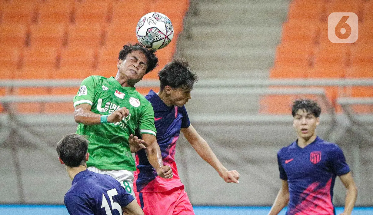 Pemain Indonesia All Stars U-20 (depan) dan pemain Atletico Madrid U-18 menyundul bola saat bersaing pada laga ketiga International Youth Championship (IYC) 2021  di Jakarta International Stadium (JIS), Minggu (17/4/2022) malam. Atletico Madrid U-18 menang tipis 2-1. (Liputan6.com/Faizal Fanani)