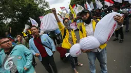 Peserta aksi membawa keranda jenazah saat menggelar aksi unjuk rasa di depan Istana Negara, Kamis (12/1). Mereka adalah mahasiswa yang tergabung dalam Badan Eksekutif Mahasiswa (BEM) se-Jabodetabek. (Liputan6.com/Faizal Fanani)