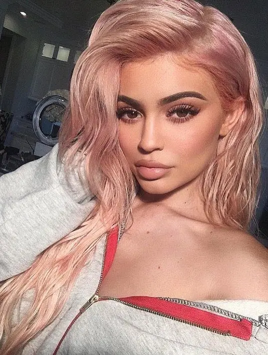 Dikenal senang gonta-ganti gaya rambut, Kylie Jenner tampil memukau dengan warna pink rose. (instagram/kyliejenner)