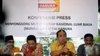 Pendiri Partai Hanura, Djafar Badjeber (kedua kanan) menyampaikan keterangan pers di Jakarta, Kamis (27/10). Pendiri Partai Hanura mendesak Wiranto untuk melaksanakan Munaslub untuk memilih Ketua Umum yang baru. (Liputan6.com/Johan Tallo)