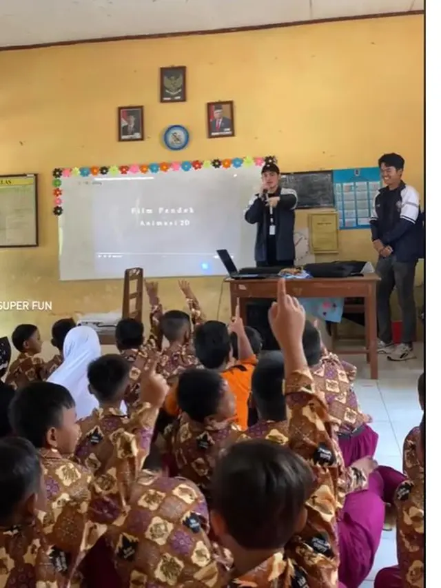 6 Potret Irzan Faiq Ikuti KKN sebagai Mahasiswa Undip, Video Sedang Mengajar Viral