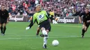 Tak hanya kokoh di mistar gawang, Peter Schmeichel juga membantu mencetak gol dari titik putih untuk kemenangan The Danish Dynamite. Total jumlah golnya adalah satu untuk Tim Denmark dan Sembilan untuk klub bola yang pernah dibelanya. (AFP/SCANPIX DENMARK/Lars Moeller)