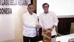 Menkumham Yasonna Laoly (kanan) dan Menteri Pertahanan Ryamizard Ryacudu saat berfoto usai MoU pelaksanaan program bela negara dengan Menkumham di Kementerian Pertahanan, Jakarta, Rabu (21/6). (Liputan6.com/Faizal Fanani)