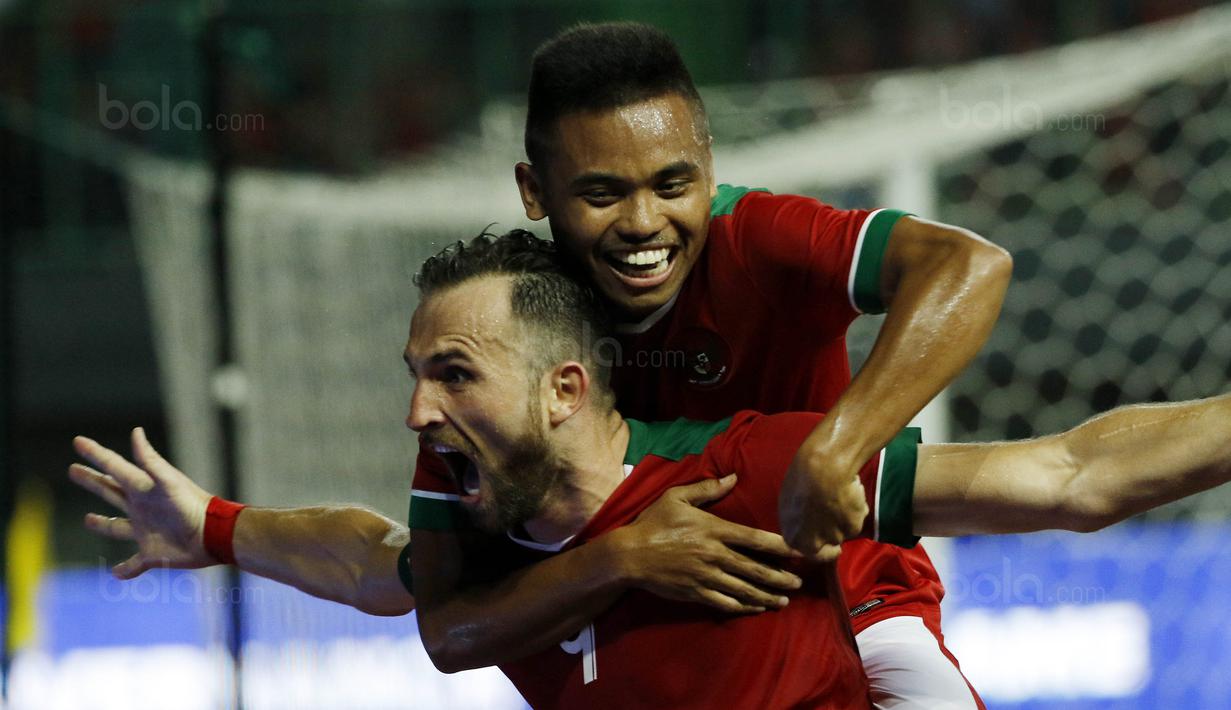 Striker Indonesia, Ilija Spasojevic, melakukan selebrasi bersama Saddil Ramdani usai mencetak gol ke gawang Guyana pada laga persahabatan di Stadion Patriot, Bekasi, Sabtu (25/11/2017). Indonesia menang 2-1 atas Guyana. (Bola.com/M Iqbal Ichsan)