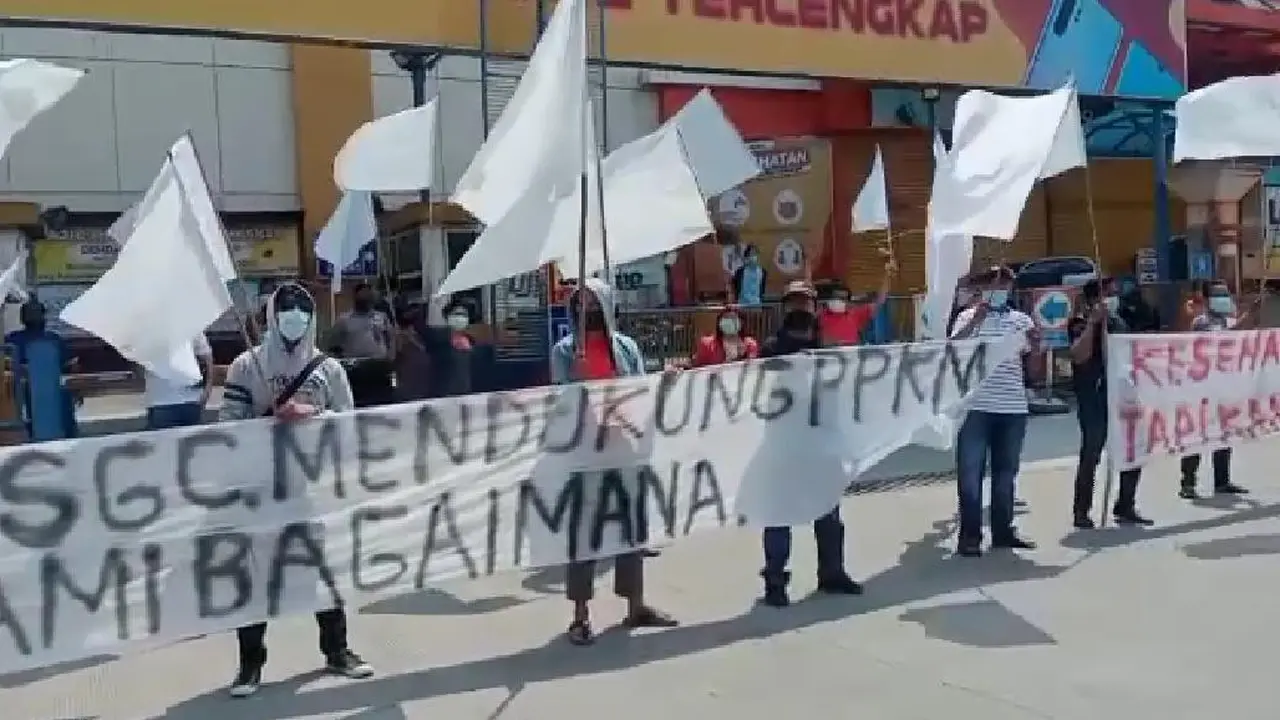 Perpanjangan PPKM Level 4 di Kabupaten Bekasi, mendapat protes dari para pedagang Sentra Grosir Cikarang (SGC).  (Liputan6.com/Bam Sinulingga)